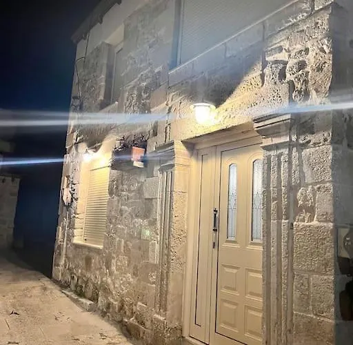 Πέτρινη Οικία Με Εσωτερικό Τζάκι